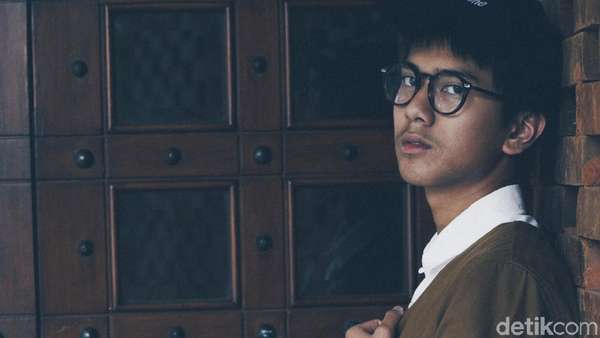 Pesona Iqbaal Ramadhan dalam Memerankan Minke di Bumi Manusia Pesona Iqbaal Ramadhan dalam Memerankan Minke di Bumi Manusia