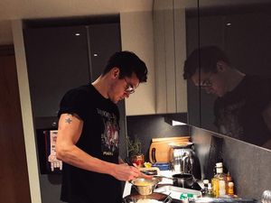 Ini Isaac Carew, Kekasih Penyanyi Dua Lipa yang Ganteng dan juga Pintar Memasak