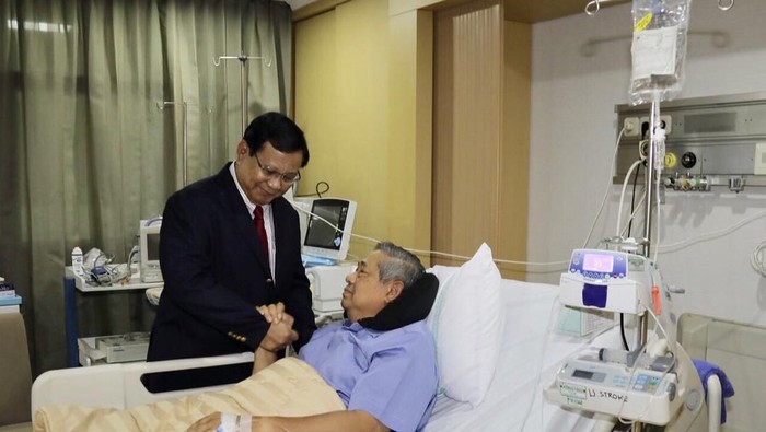 Ada alat bertuliskan U STROKE di ruang perawatan SBY, yang ternyata adalah syringe pump. (Foto: Instagam Ani Yudhoyono) Ada alat bertuliskan U STROKE di ruang perawatan SBY, yang ternyata adalah syringe pump. (Foto: Instagam Ani Yudhoyono)