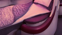 Flatbed pun dilengkapi dengan bantal dan selimut yang elegan (Qatar Airways)