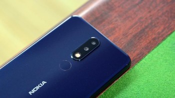 Ponsel ini mengusung dua kamera berukuran 13 MP dan 5 MP. Di bawah kamera terdapat sensor sidik jari. Foto: cnbeta