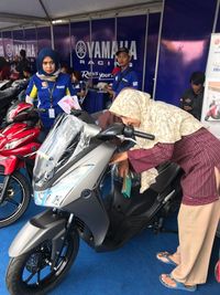  Pengunjung melihat fitur Yamaha Lexi (Foto: dok. Yamaha)
