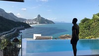 Traveler mengenal garis pantai ini? Saat Alisson sedang berlibur di sebuah resor La Maison Joatinga, Rio de Janeiro, Brazil (Alisson Becker/Instagram)
