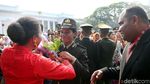 Momen Haru Orang Tua dan Perwira TNI Usai Dilantik Jokowi