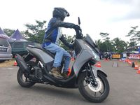  Pengunjung melakukan test ride Yamaha Lexi (Foto: dok. Yamaha)