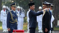Pelantikan dilakukan dalam bentuk upacara di Lapangan Istana Merdeka, Jl Medan Merdeka Utara, Jakarta Pusat, Kamis (19/7/2018).