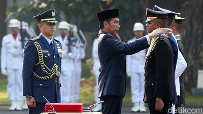 Foto: Jokowi Lantik Ratusan Taruna-Taruni Akmil dan Akpol
