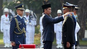 Foto: Jokowi Lantik Ratusan Taruna-Taruni Akmil dan Akpol