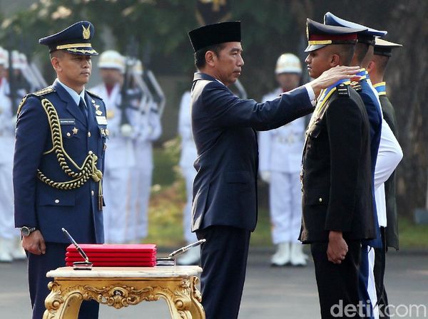 Foto: Jokowi Lantik Ratusan Taruna-Taruni Akmil dan Akpol