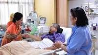 Iriana juga bersalaman dengan SBY.