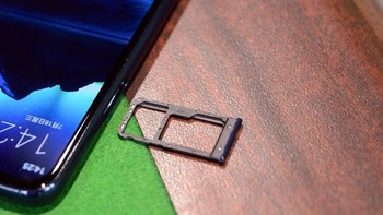 Ponsel ini memiliki slot dual SIM Card hybrid MicroSD. Foto: cnbeta