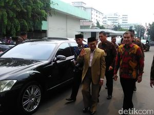 BJ Habibie Jenguk SBY di RSPAD