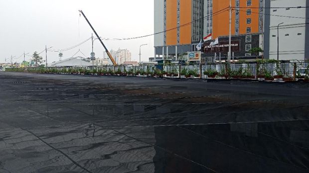Waring menutupi Kali Sentiong agar warna air yang hitam tidak terlihat oleh atlet