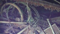 Video itu menunjukkan kerusakan besar pada bangkai kapal yang dipicu oleh pertempuran dengan kapal perang Jepang pada Mei 1905 silam. Rekaman video juga menunjukkan meriam dan senjata di dek kapal yang diselimuti oleh binatang dan tumbuhan laut. Foto: Shinil Group via The Telegraph