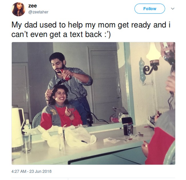 Romantisnya ayah netizen ini yang sering membantu ibunya merias rambut. Foto: Twitter