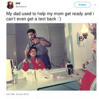 Romantisnya ayah netizen ini yang sering membantu ibunya merias rambut. Foto: Twitter