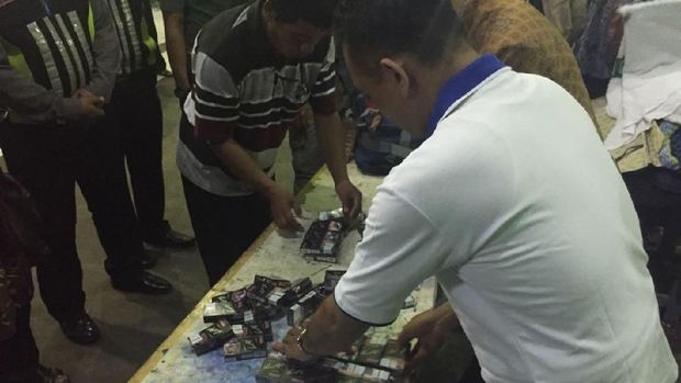 Rokok-rokok itu dibungkus dengan lakbam kain ihram, dan lain sebagainya