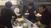 Politisi berusia 35 tahun ini punya hobi kulineran disetiap tempat yang dikunjunginya. Ini pose Moreno saat makan malam dengan mendol khas Jawa Timur. Foto: Instagram @moreno_soeprapto