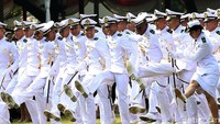 Selebrasi kedua ditunjukkan oleh 102 perwira TNI AL, lulusan Akademi Angkatan Laut (AL) Surabaya, Jawa Timur. Mereka secara kompak menyanyikan yel-yel. Berbeda dengan TNI AD, usai yel-yel, para perwira TNI AL tersebut melemparkan topi putihnya ke udara.