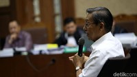 Boediono menjawab pertanyaan-pertanyaan jaksa.