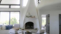 Ada ruangan yang dilengkapi perapian untuk memberi kehangatan kepada penghuni rumah. Inhabitat/Istimewa.