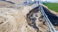 Juru bicara pemerintah wilayah Volgograd dan perusahaan negara, Sport In, menyebut hujan yang mengguyur memang luar biasa deras. Insiden ini ditangani sebagai bencana alam. Ini cuma terjadi sekali dalam 100 tahun, sebut juru bicara Sport In. Foto: AFP PHOTO/ILIA VARLAMOV