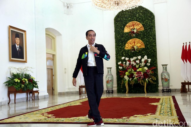 Presiden RI Joko Widodo (Jokowi) kembali menjadi perhatian setelah mengenakan jaket hitam bertema Asian Games. Jaket Asian Games Jokowi merupakan karya industri kreatif lokal Nevertoolavish. (Foto: Rengga Sancaya/detikfoto)