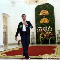 Jokowi kembali memakai jaket Asian Games 2018 saat menyambut sprinter Lalu Muhammad Zohri di Istana Kepresidenan, Bogor, pada Juli 2018. Presiden RI ke-7 itu memadukannya dengan celana plaid hitam dan sneakers merah. Foto: Rengga Sancaya