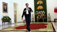 Presiden Jokowi bersiap menyambut kedatangan juara dunia lari 100 meter U-20, Lalu Muhammad Zohri di Istana Kepresidenan Bogor, Jawa Barat, Rabu (18/7/2018).