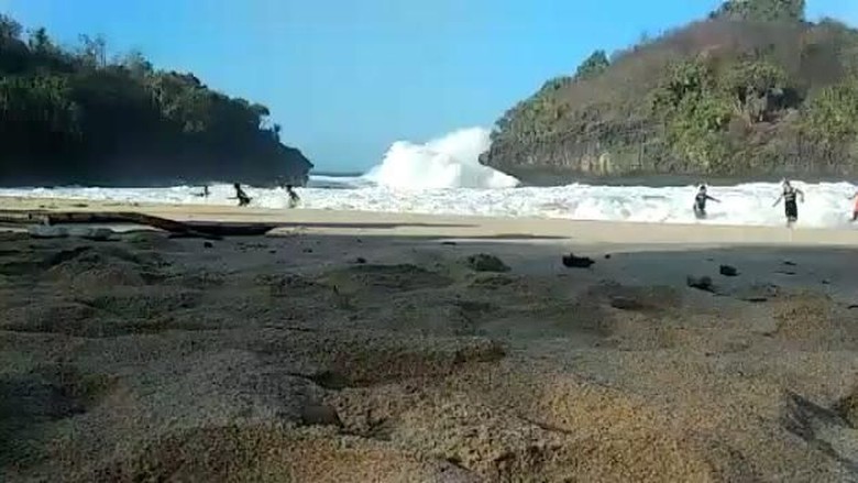 Ombak tinggi di Gunungkidul, Yogyakarta menerjang area kemping (Heru TW/Instagram) Ombak tinggi di Gunungkidul, Yogyakarta menerjang area kemping (Heru TW/Instagram)
