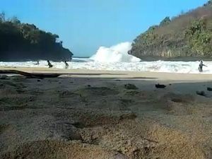 Gelombang Tinggi, Wisatawan di Pantai Gunungkidul Diminta Hati-hati