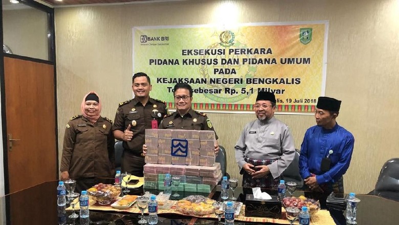 Jebret! Jaksa Setor Rp 5,1 M Cash Hasil Pengusutan Kasus Korupsi Jebret! Jaksa Setor Rp 5,1 M Cash Hasil Pengusutan Kasus Korupsi