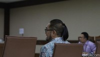 Yang namanya di tahanan, waktu berjalan ya kan, banyak waktu, banyak kesempatan, banyak gaya bisa timbul, kata Choel ketika ditanya soal gaya rambutnya itu (Foto: Dok Istimewa)