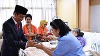 Jokowi kemudian bersalaman dengan Ani Yudhoyono.
