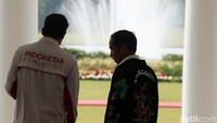 Dalam pertemuan itu Jokowi mengenakan jalet Asian Games. Sementara Lalu Muhammad Zohri memakai seragam atlet, yakni jaket dan celana training.
