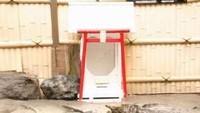 Kuil Omaki ini dibangun di antara dinding pemandian wanita dan pria. Meski kecil, pintu kuil ini ternyata tersambung dengan 2 pemandian. (shyosenkaku.co.jp)