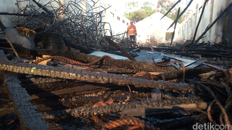 Gudang Rotan di Plered Cirebon Ludes Terbakar Gudang Rotan di Plered Cirebon Ludes Terbakar