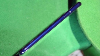 Bagian kiri bodi hanya terdapat slot SIM Card. Foto: cnbeta