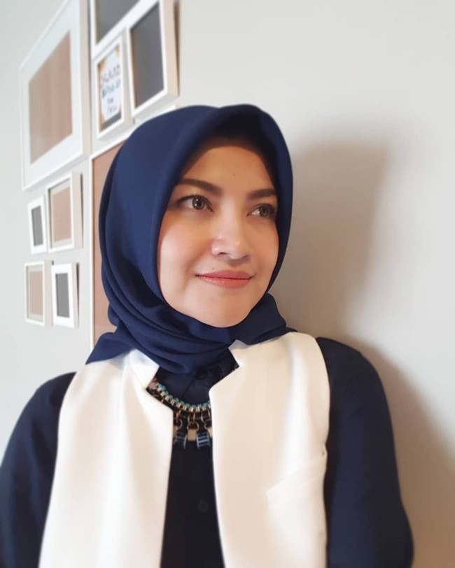 Selain blouse atau tunik, Tina juga sering tampil memakai long vest. Outerwear seperti long vest dengan potongan tegas sangat cocok dipakai untuk acara spesial. Foto: Instagram Tina Talisa