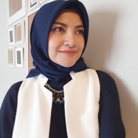 Selain blouse atau tunik, Tina juga sering tampil memakai long vest. Outerwear seperti long vest dengan potongan tegas sangat cocok dipakai untuk acara spesial. Foto: Instagram Tina Talisa