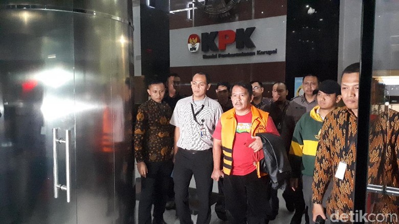 Bupati Labuhanbatu Minta Orang Kepercayaannya Serahkan Diri ke KPK Bupati Labuhanbatu Minta Orang Kepercayaannya Serahkan Diri ke KPK