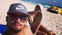 Berbicara soal kemesraan dengan istrinya, Alisson adalah orang yang romantis. Ia sering bermadu kasih bersama Natalia Loewe mengunggah ke akun Instagramya, ini salah satunya di (Alisson Becker/Instagram)