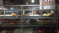 Ini salah satu rumah makan kesukaan Moreno di kota Malang. Ada ayam goreng, usus, ikan goreng, hingga sate telur puyuh. Foto: Instagram @moreno_soeprapto