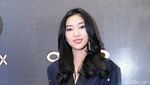 Pesona Isyana Sarasvati dengan Cape Dress Biru