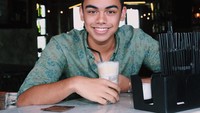 Begini nih gaya Rafi saat santai. Pakai kemeja floral, Rafi memilih segelas es kopi untuk menemaninya. Foto: Instagram rafihaikal123