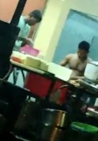 Joroknya! Karyawan Gerai Makanan Ini Bertelanjang Dada Saat Bikin Roti Canai