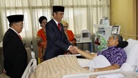 Jokowi tampak bersalaman dengan SBY. Usai menjenguk, Jokowi mengatakan SBY kecapekan. Tadi saya dengan Pak JK, dengan Ibu, menjenguk Pak SBY. Beliau kita lihat juga sudah lebih baik, sehat, dan kita berdoa bersama agar Pak SBY cepat diberikan kesembuhan. Kita semuanya, kata Jokowi  (Foto: Anung Anindito)
