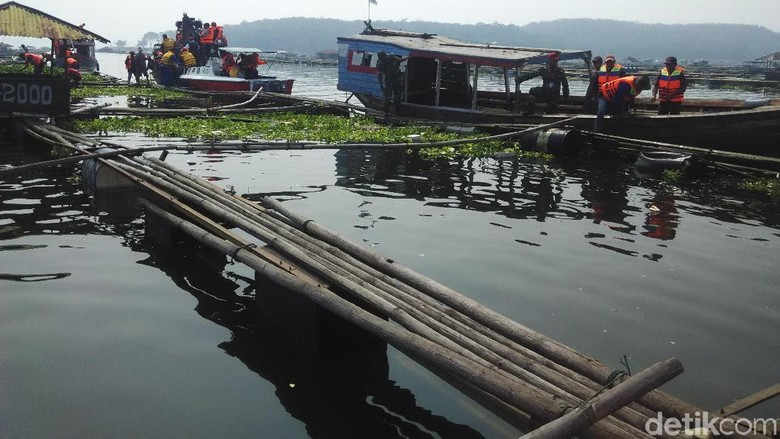 Keramba Jaring Apung Terus Bertambah, PLTA Cirata Rugi Rp 212 M Keramba Jaring Apung Terus Bertambah, PLTA Cirata Rugi Rp 212 M