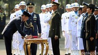 Jokowi menandatangani berita acara pelantikan.