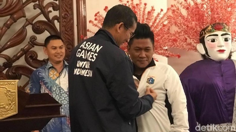 Sandi Beri Jaket ke Warga yang Pasang Bendera Bertiang Bambu Sandi Beri Jaket ke Warga yang Pasang Bendera Bertiang Bambu